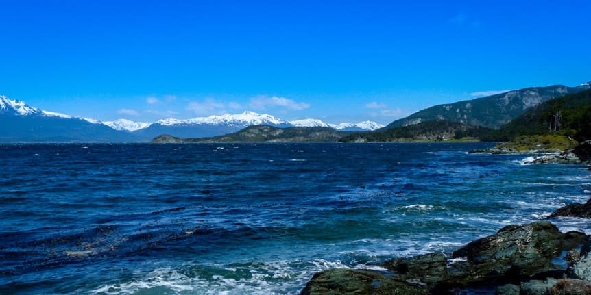 Océano profundo con tonos índigo representando Sudamérica